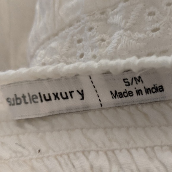 SOLD -- NWOT 🌸 SUBTLE LUXURY White Floral Eyelet Cotton Smocked Dress - Sm/Med - Picture 2 of 8